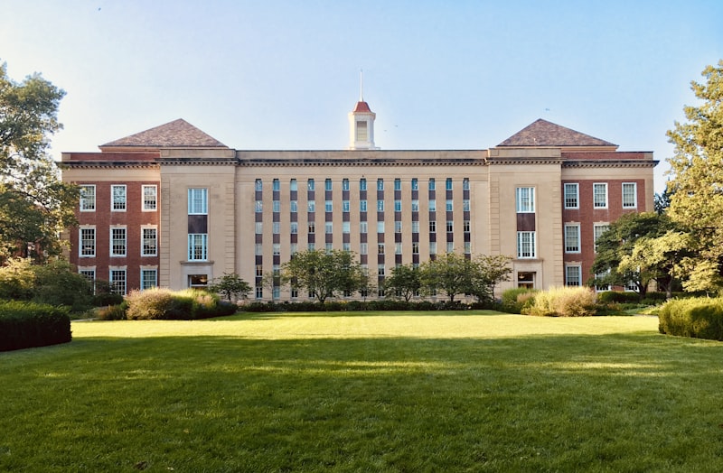 慕尼黑工业大学图书馆内景，一名学生正在查阅申请文件